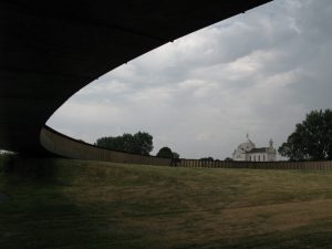 The monumental ellipse on sloping ground.  © Carolin Hahnemann